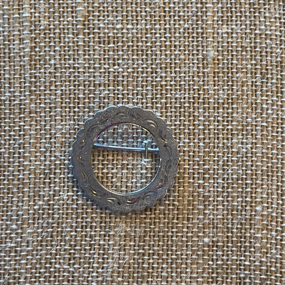 Silver round pin brooch - Picture 1 of 5